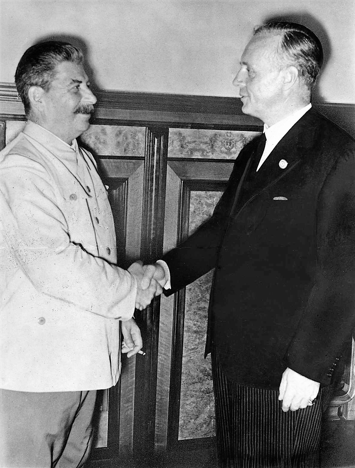 Stalin und Ribbentrop im Kreml nach Unterzeichnung des Pakts, August 1939