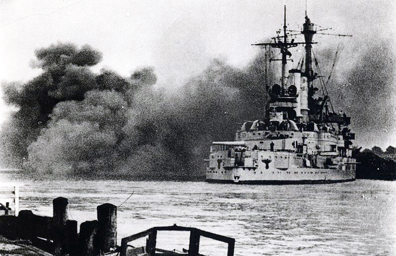 Das Linienschiff Schleswig-Holstein beschießt die Westerplatte, 1. September 1939