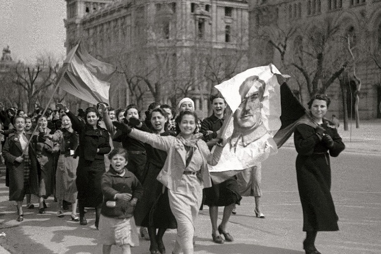 Madrider Bevölkerung begrüßt einziehende nationalspanische Truppen, März 1939