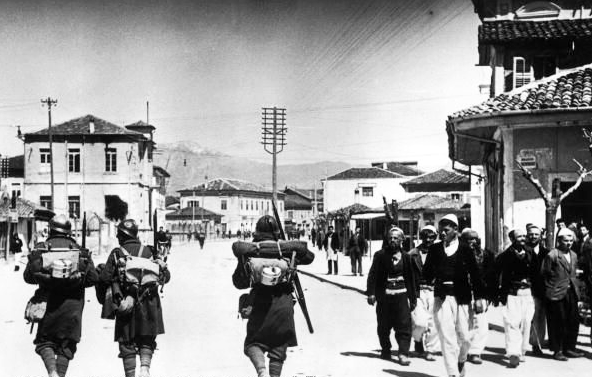 Italienische Soldaten neben albanischen Zivilisten, 7. April 1939