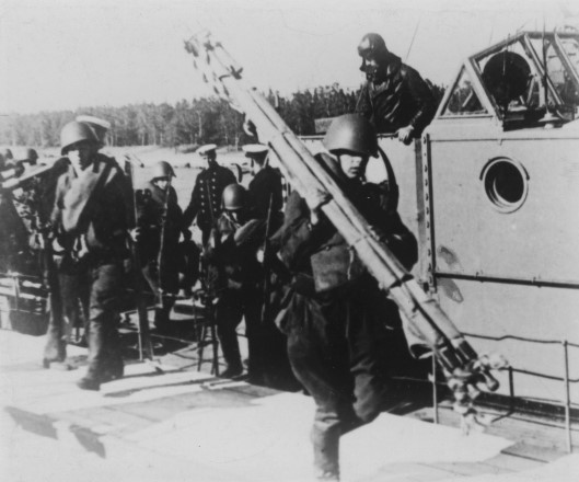 Sowjetische Soldaten landen auf der Insel Naissaar vor Tallinn, 1940