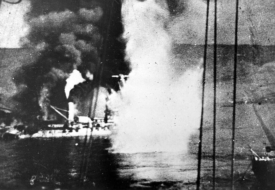 Das französische Schlachtschiff Bretagne, aufgenommen am 3. Juli 1940