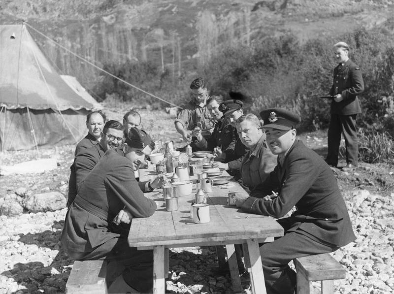 Britische RAF-Offiziere im Feldlager bei Paramythia, Griechenland 1940/41