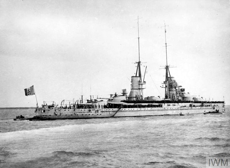 Das italienische Schlachtschiff Conte di Cavour vor Taranto