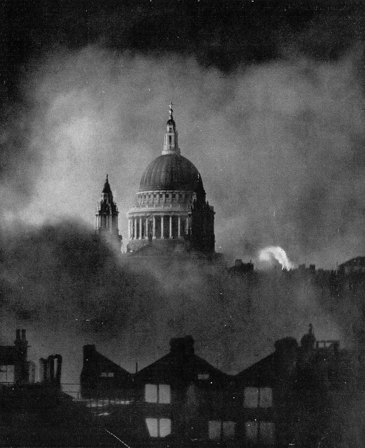 Die St Paul’s Cathedral über den Rauchwolken des Blitz, London 1940