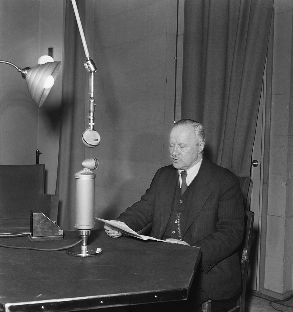 Der finnische Außenminister Väinö Tanner verkündet im Rundfunk das Kriegsende, 1940