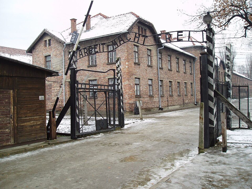 Das Tor mit der Inschrift „Arbeit macht frei" am Lager Auschwitz I