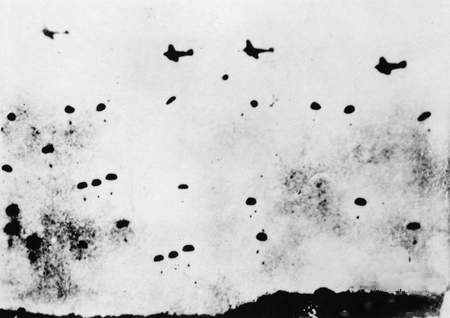 Deutsche Fallschirmjäger und eine Ju 52 über Kreta, 1941