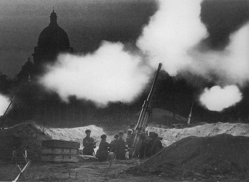 Sowjetische Flakstellung bei der Isaakskathedrale während der Verteidigung Leningrads, November 1941