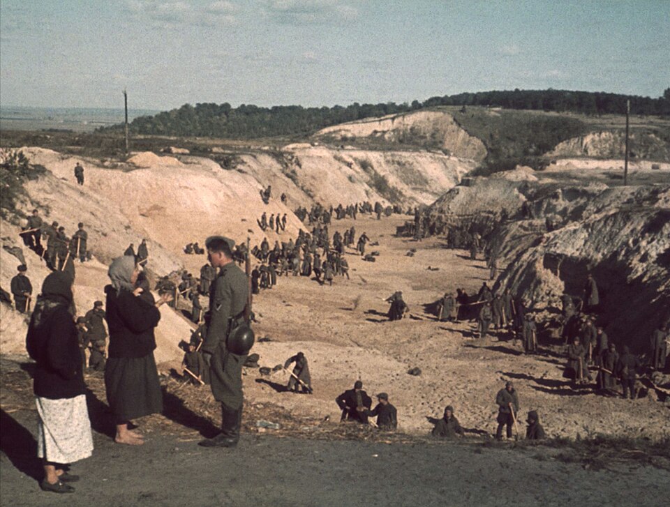 Sowjetische Kriegsgefangene schütten Massengräber in der Schlucht von Babyn Jar zu, 1. Oktober 1941