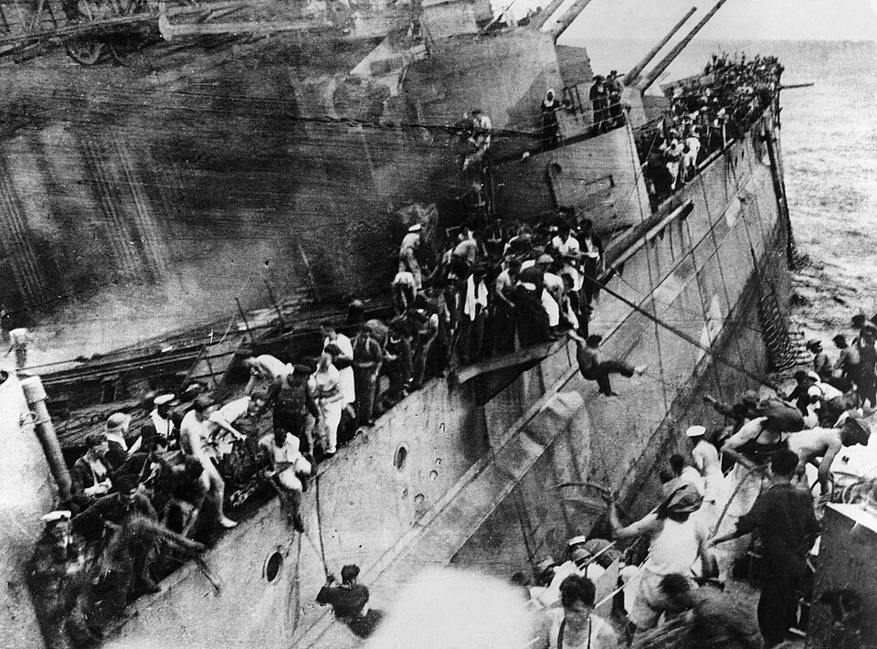 Die Besatzung der HMS Prince of Wales verlässt das sinkende Schiff, 10. Dezember 1941