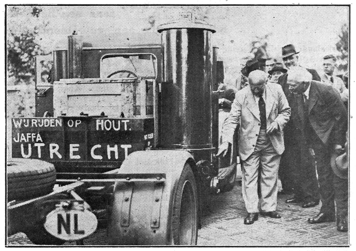 Demonstration von Holzgasgeneratoren auf Lastwagen bei den Jaffa-Fabriken in Utrecht, August 1940