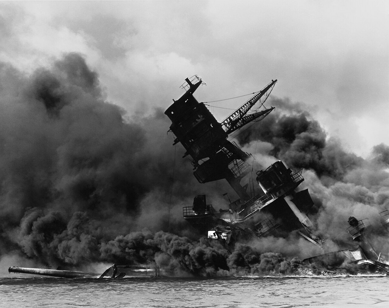 Die USS Arizona brennt nach dem Angriff auf Pearl Harbor, 7. Dezember 1941