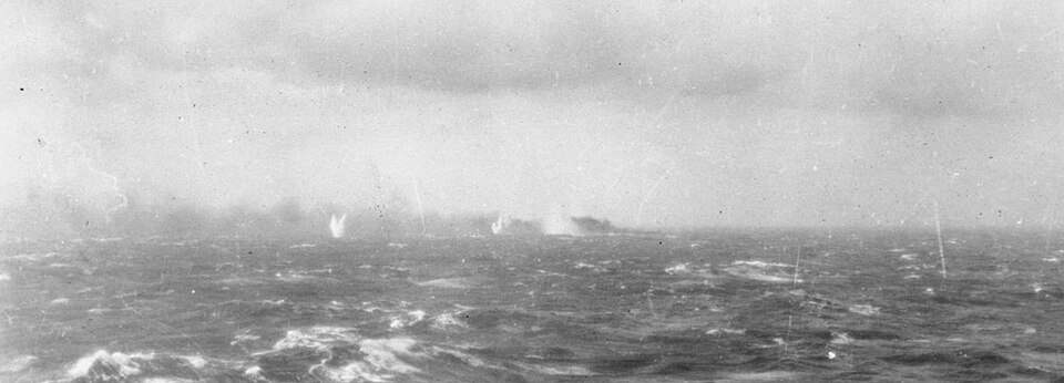 Das brennende und sinkende Schlachtschiff Bismarck, 27. Mai 1941