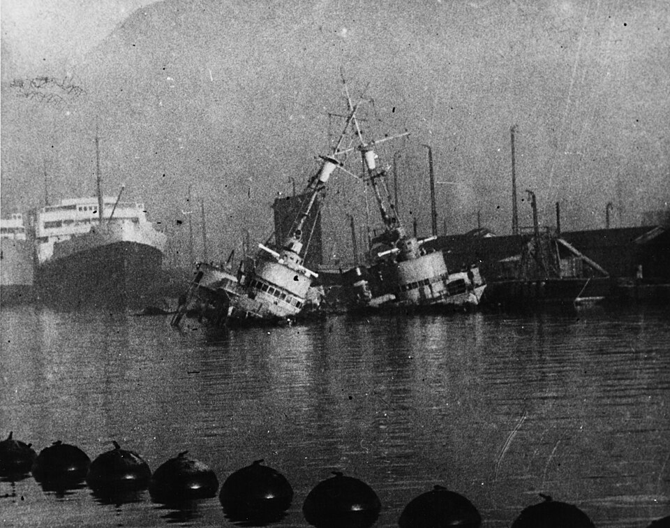 Die französischen Zerstörer Vauquelin und Kersaint nach der Selbstversenkung in Toulon