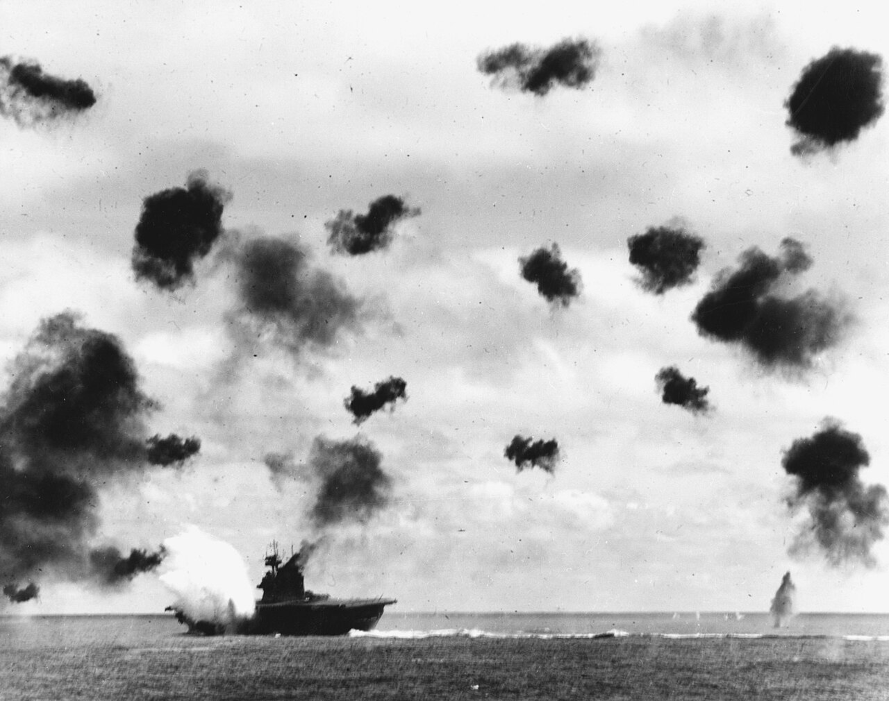 Der Flugzeugträger USS Yorktown wird bei Midway getroffen, Juni 1942