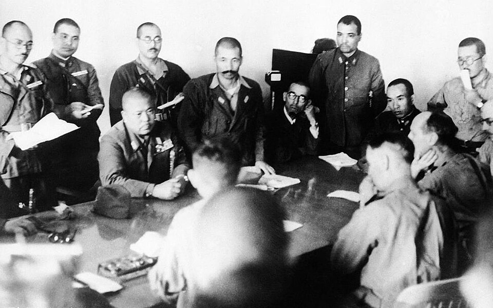 General Yamashita und Generalleutnant Percival besprechen die Kapitulationsbedingungen