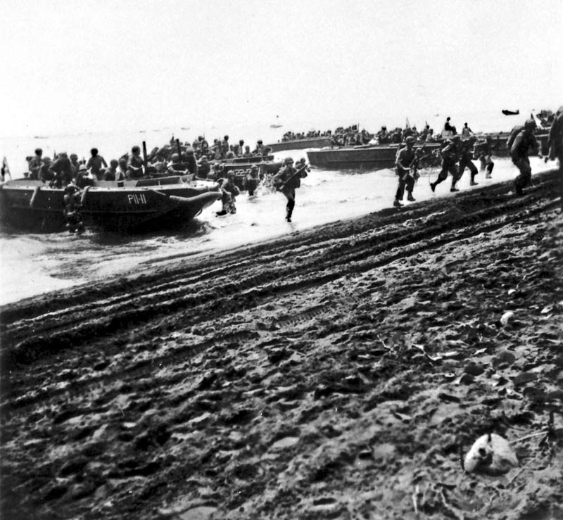 US-Marineinfanteristen stürmen den Strand von Guadalcanal