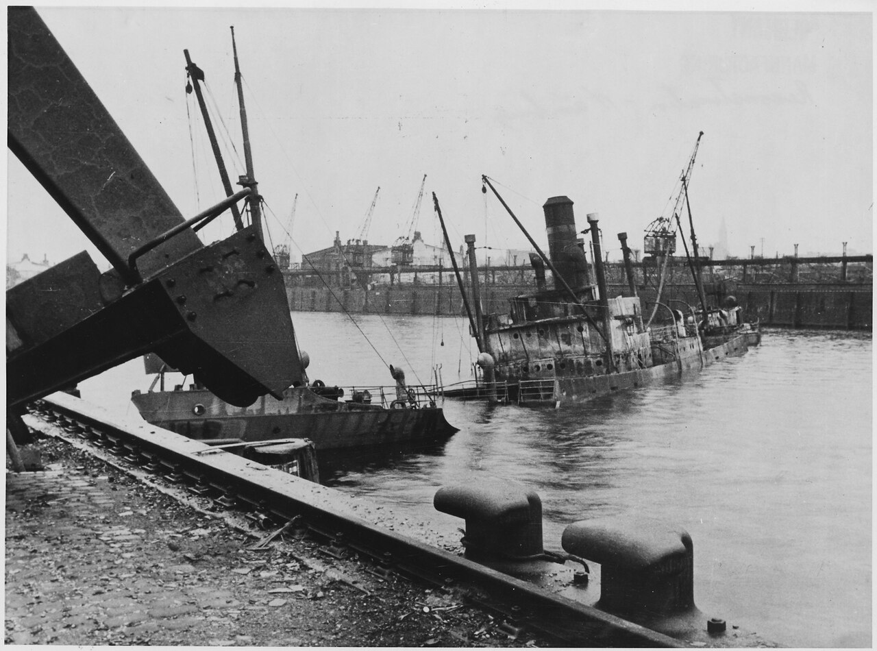 Der zerstörte Hamburger Hafen nach der Operation Gomorrha, 1943