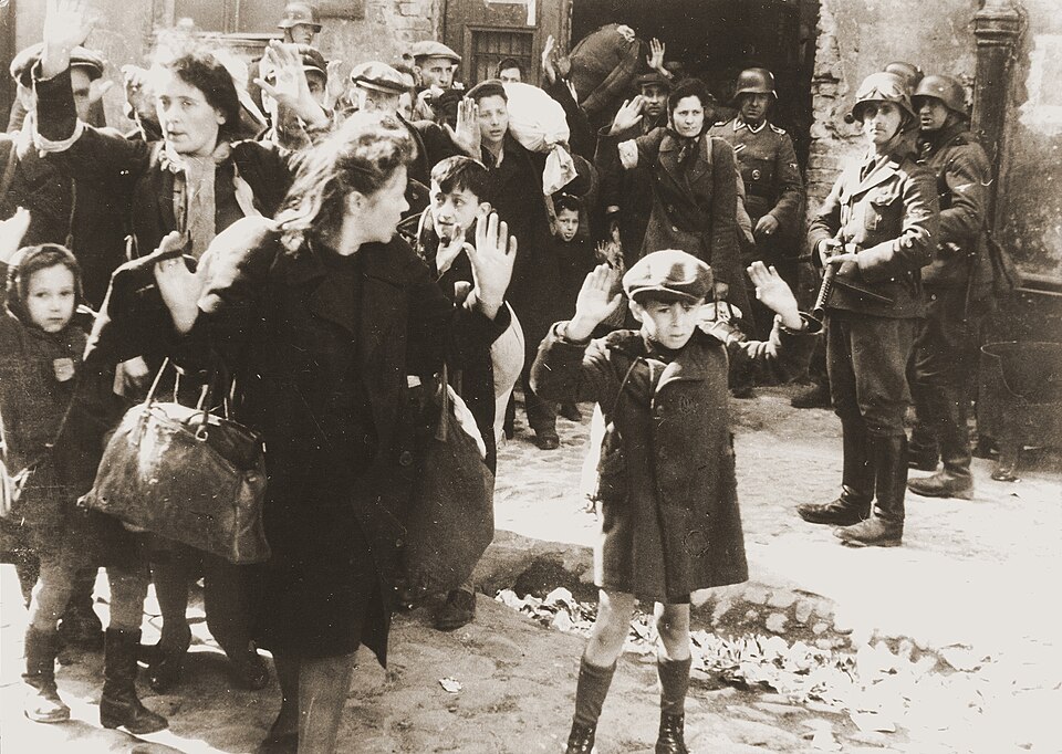 Deutsche Einheiten treiben jüdische Kämpfer aus einem Bunker im Warschauer Ghetto, 1943
