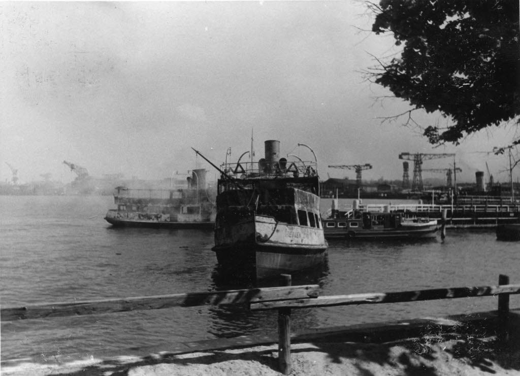 Ausgebrannte Fördedampfer Heikendorf und Stadt Kiel am Seegarten