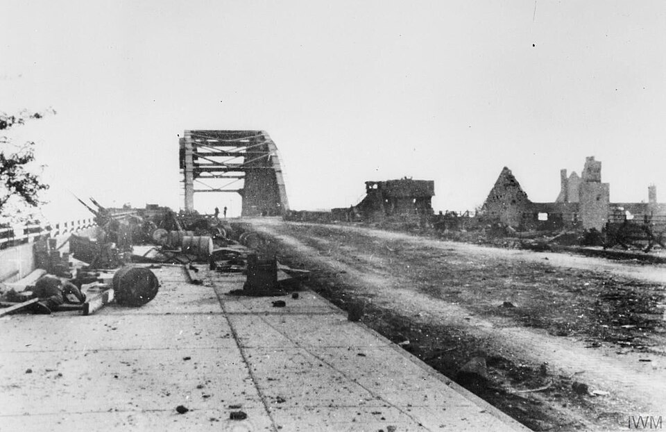 Die Rheinbrücke bei Arnheim, nachdem die britischen Fallschirmjäger zurückgeschlagen wurden