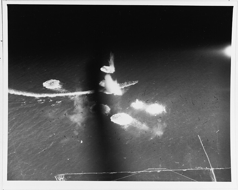 Amerikanische Kriegsschiffe während der Schlacht im Golf von Leyte, Oktober 1944