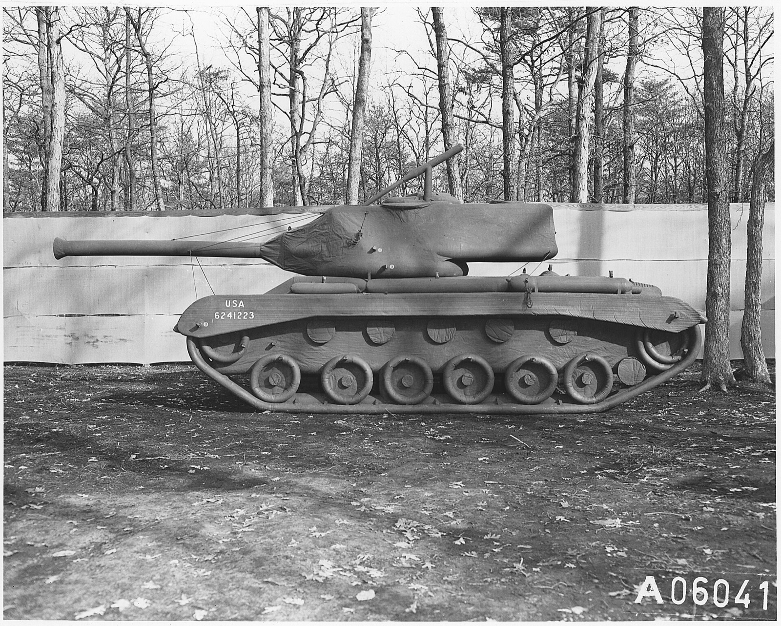 Aufblasbarer Scheinpanzer der US-Tarneinheit 23rd Headquarters Special Troops, 1944