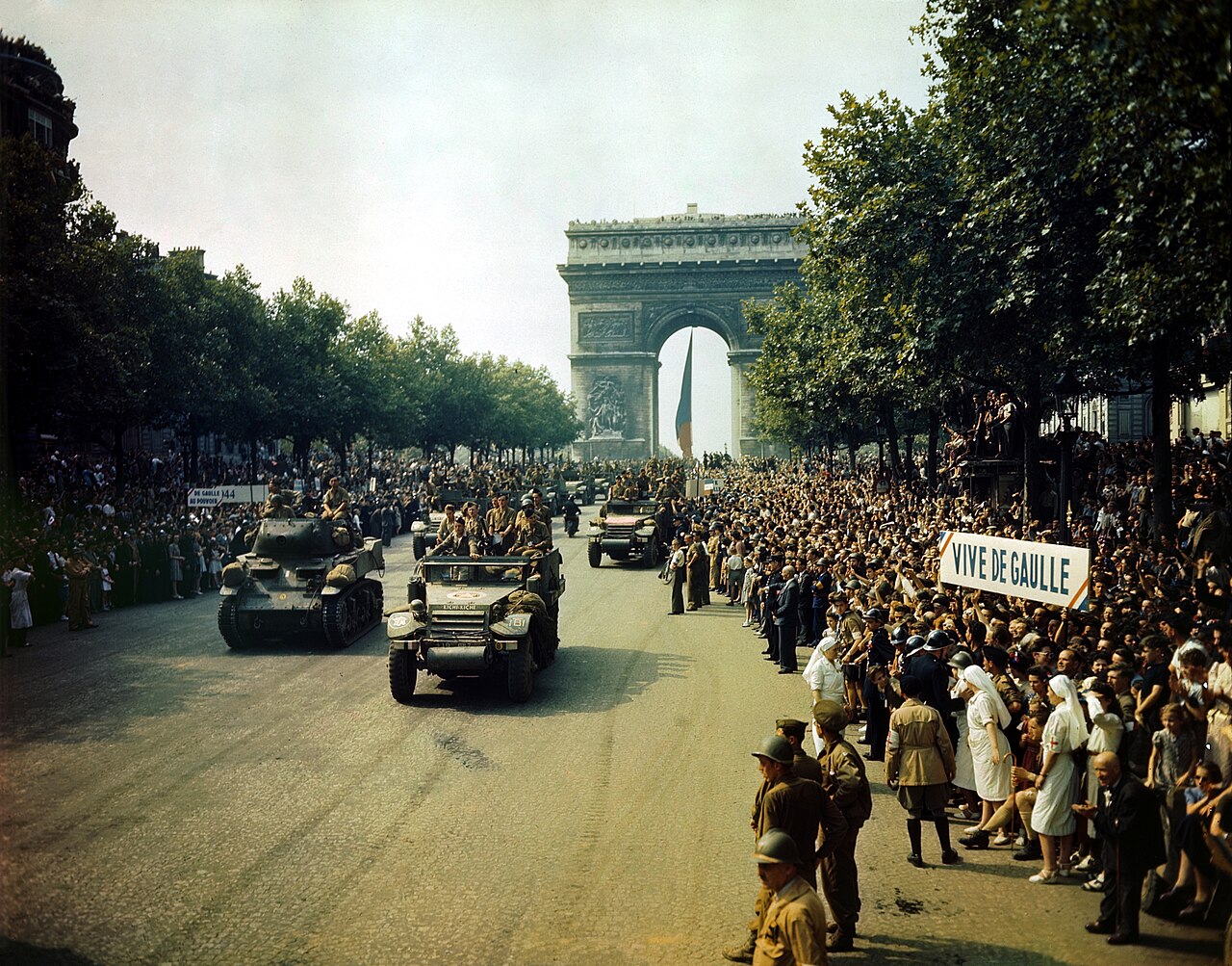 Jubel auf den Champs-Élysées zur Befreiung von Paris, August 1944