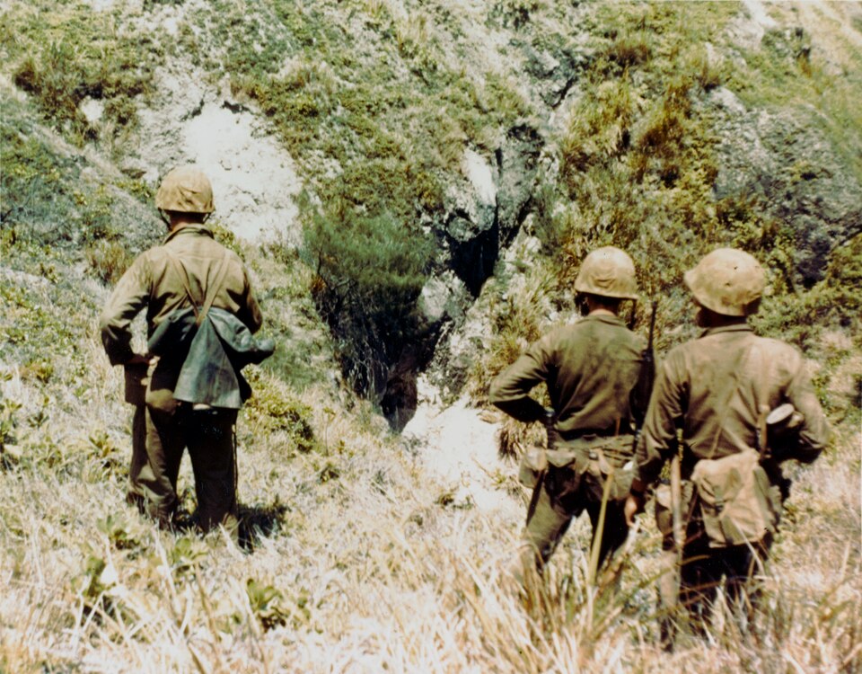 US-Marineinfanteristen im unwegsamen Gelände von Saipan, 1944