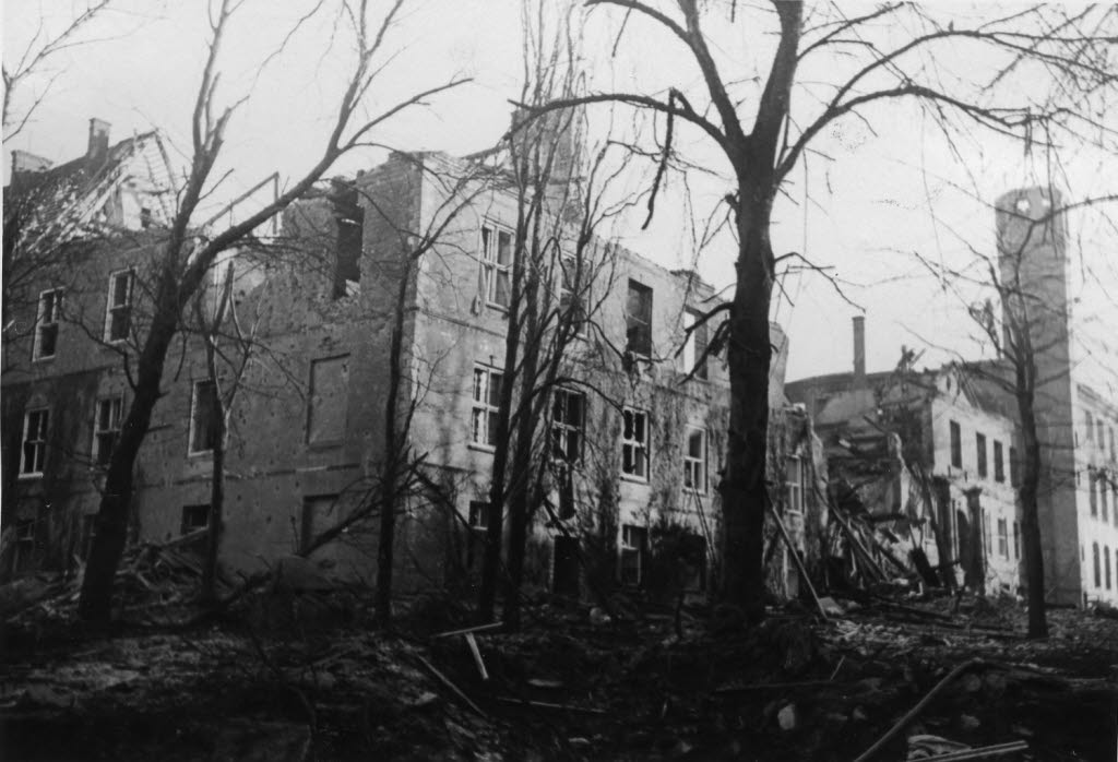 Ausgebrannte Schlossruine nach dem Luftangriff