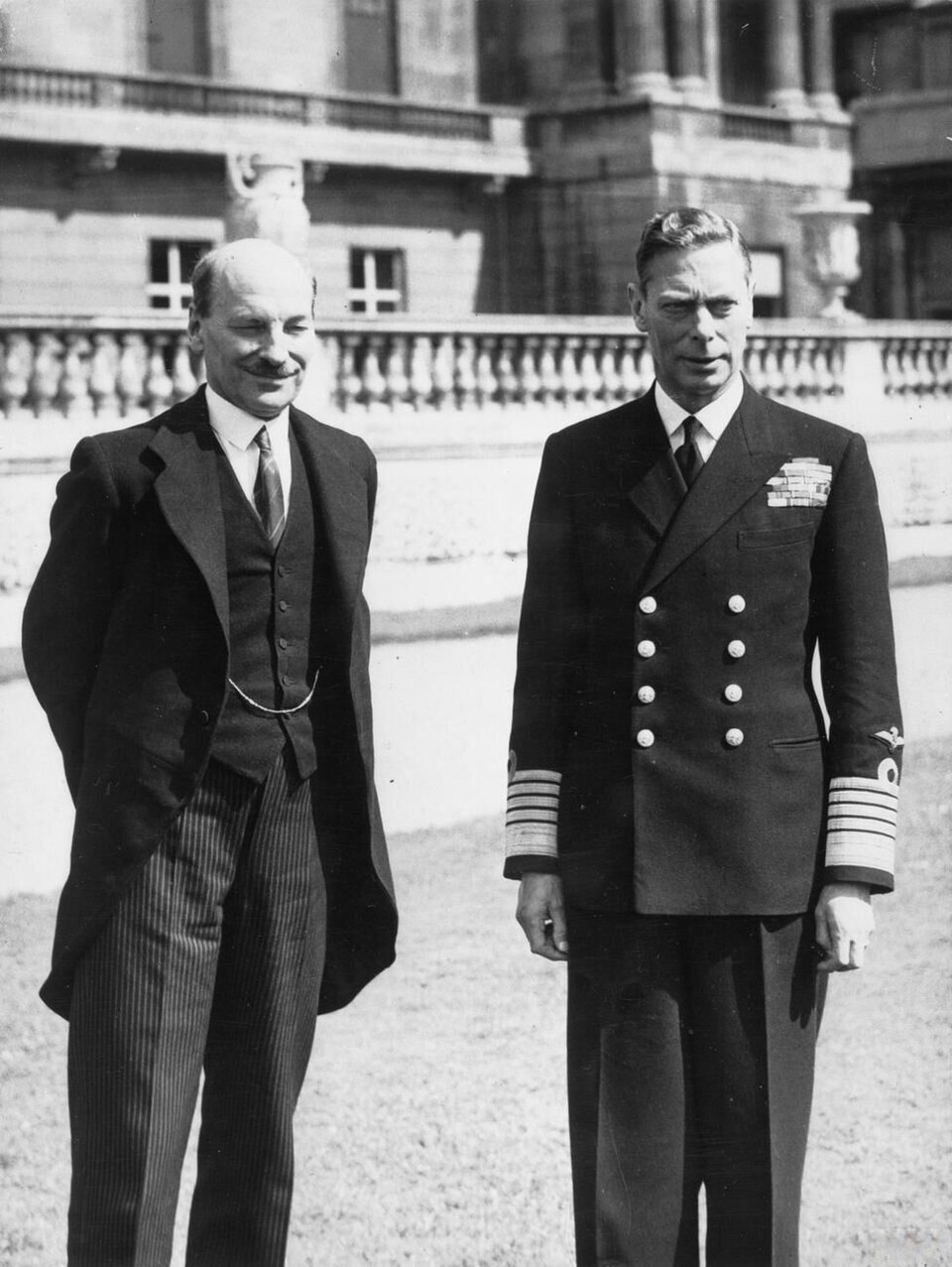 Clement Attlee trifft König George VI. vor Buckingham Palace nach Labours Wahlsieg, 26. Juli 1945