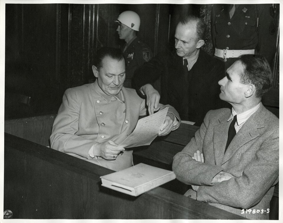 Die Angeklagten Göring, Dönitz und Heß im Gerichtssaal der Nürnberger Prozesse, November 1945