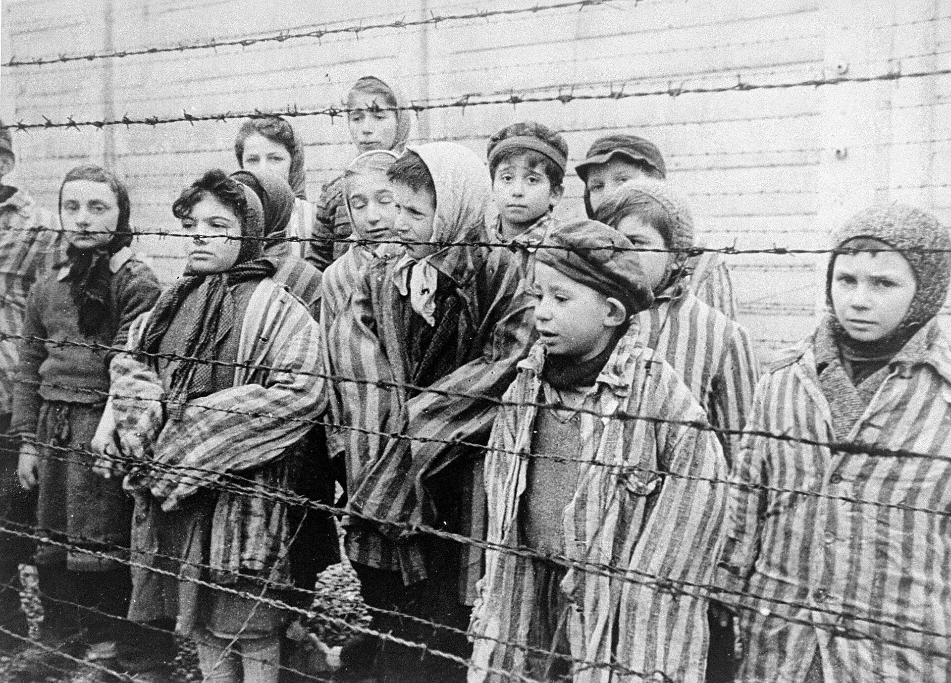 Überlebende Kinder von Auschwitz-Birkenau kurz nach der Befreiung