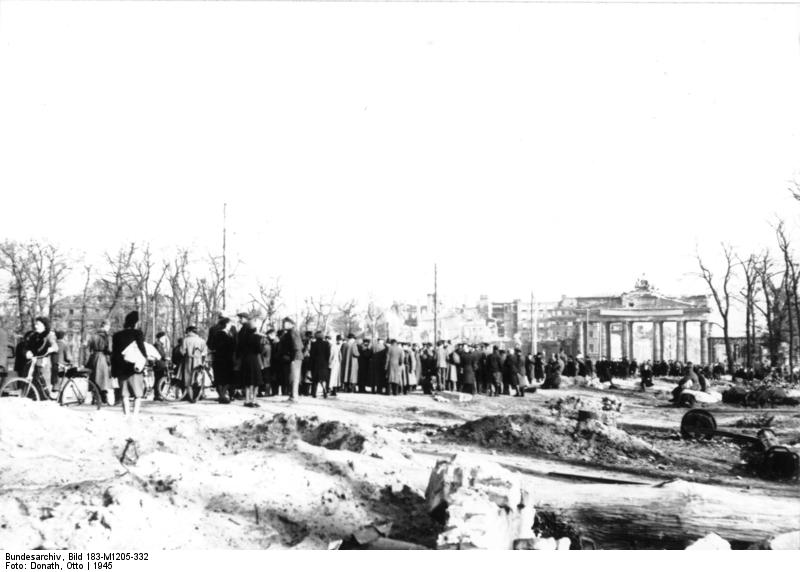 Schwarzmarkthandel am Brandenburger Tor, Berlin 1945