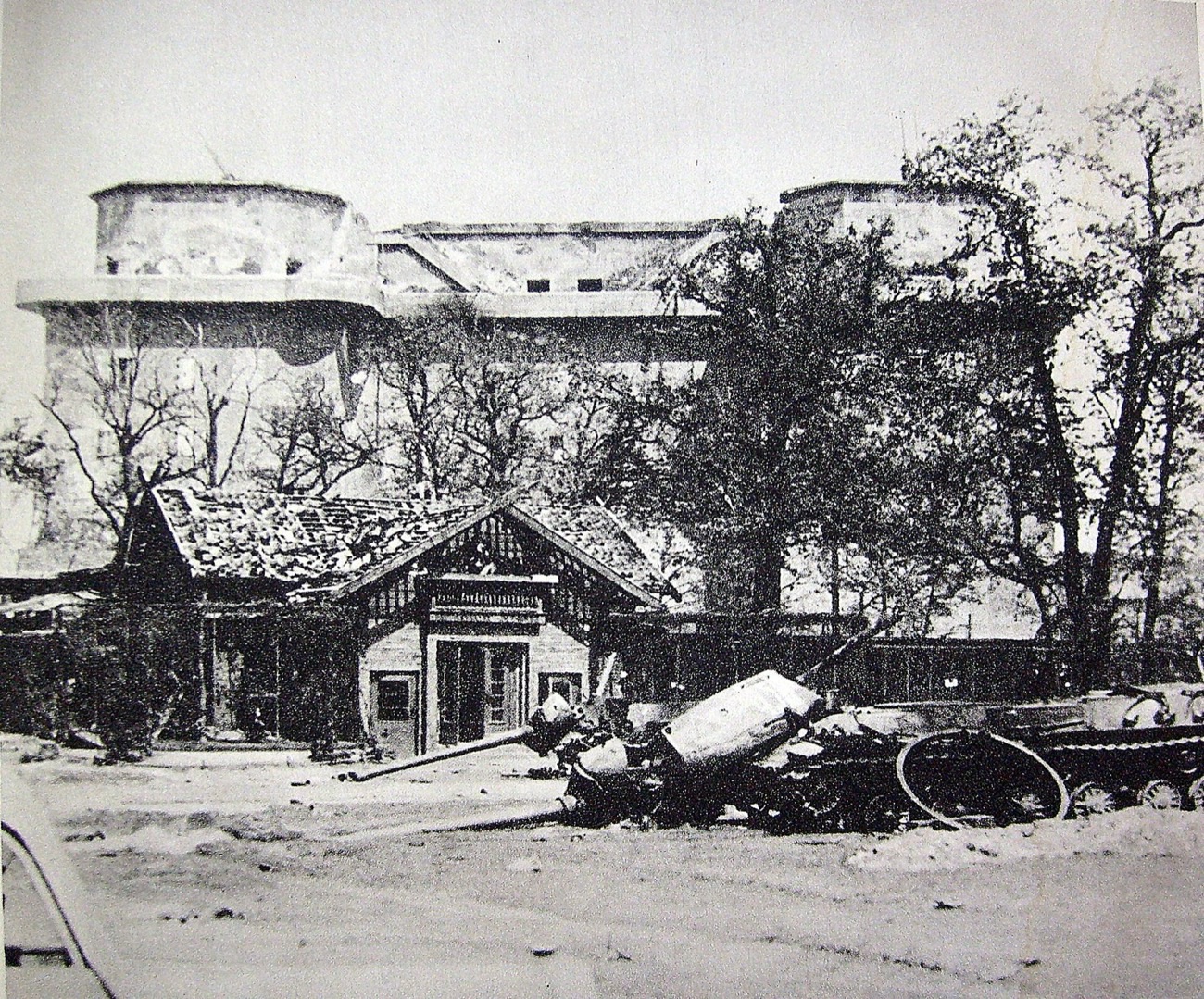 Notunterkunft auf dem Gelände des zerstörten Zoologischen Gartens Berlin, Mai 1945