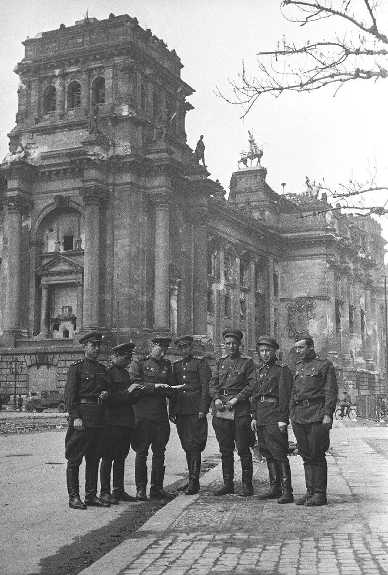Rotarmisten vor dem Reichstag in Berlin, 1945