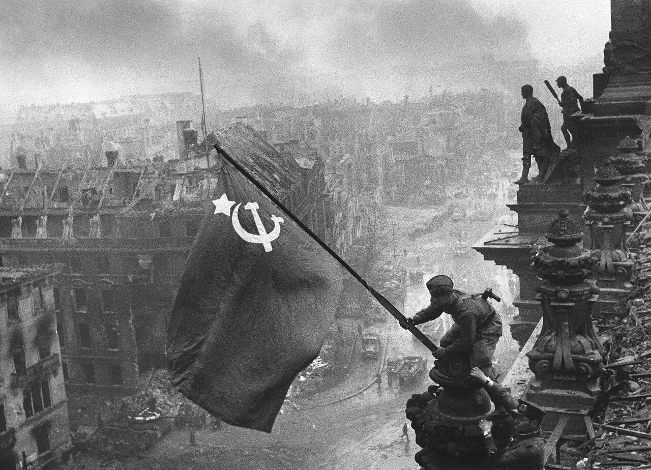 Sowjetsoldaten hissen die Flagge auf dem Reichstag, Mai 1945