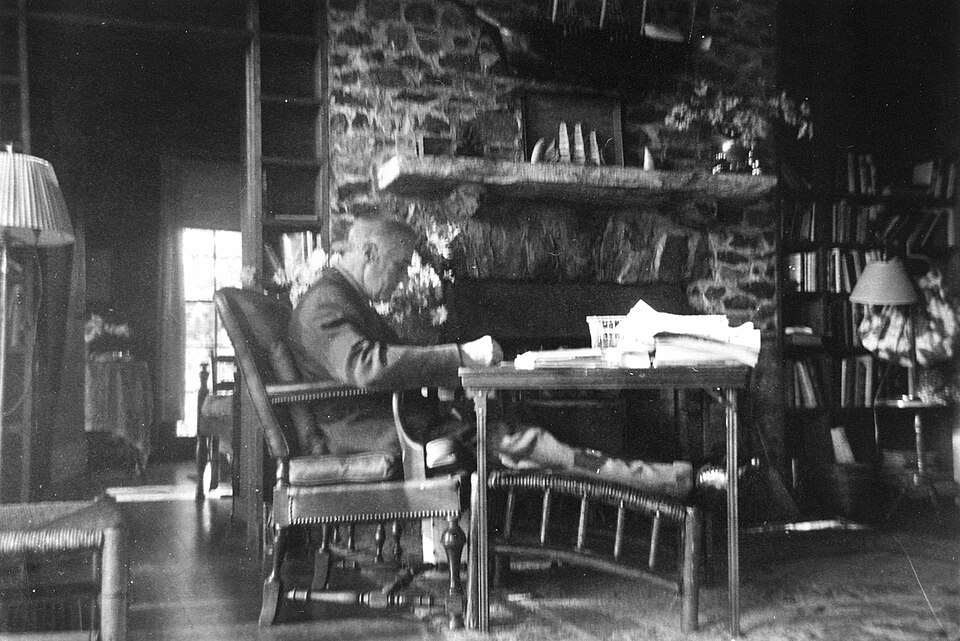 Franklin D. Roosevelt am Arbeitstisch im „Little White House“, Warm Springs, April 1945