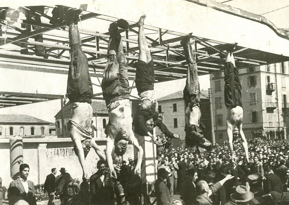 Die Leichen Mussolinis und Clara Petaccis auf dem Piazzale Loreto in Mailand, 1945