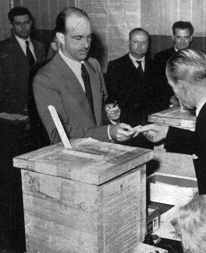 König Umberto II. bei der Stimmabgabe beim Referendum über die Staatsform, 2. Juni 1946