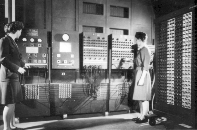 Zwei Frauen bei der Bedienung des Hauptkontrollpults des ENIAC an der Moore School