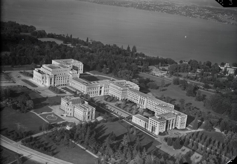 Der Genfer Völkerbundpalast (Palais des Nations), aufgenommen im August 1946