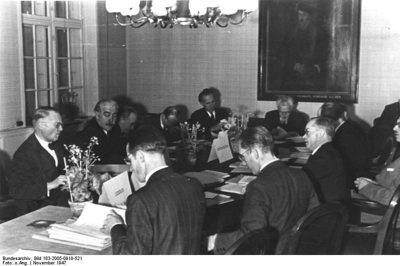 Die Ministerpräsidenten Kopf, Lüdemann und Arnold bei der Konferenz der britischen Zone in Flensburg, November 1947