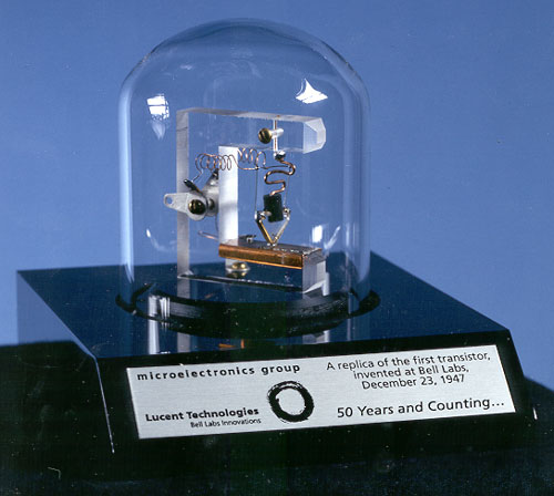 Nachbau des ersten funktionsfähigen Transistors von 1947