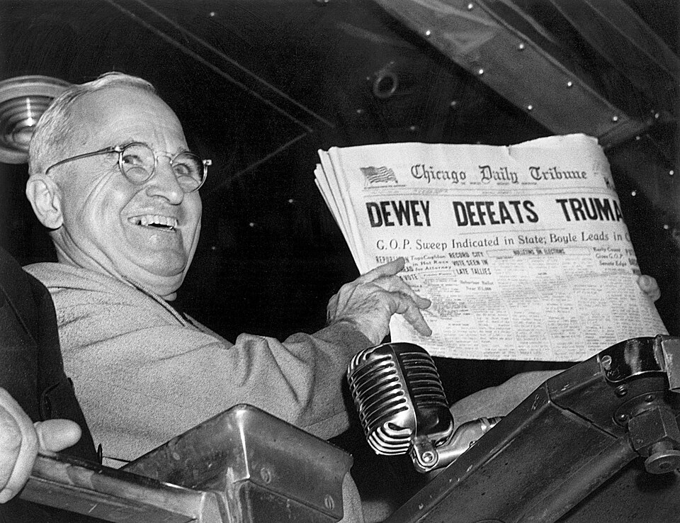 Harry S. Truman hält die Chicago Tribune mit der Fehlschlagzeile „Dewey Defeats Truman", 4. November 1948