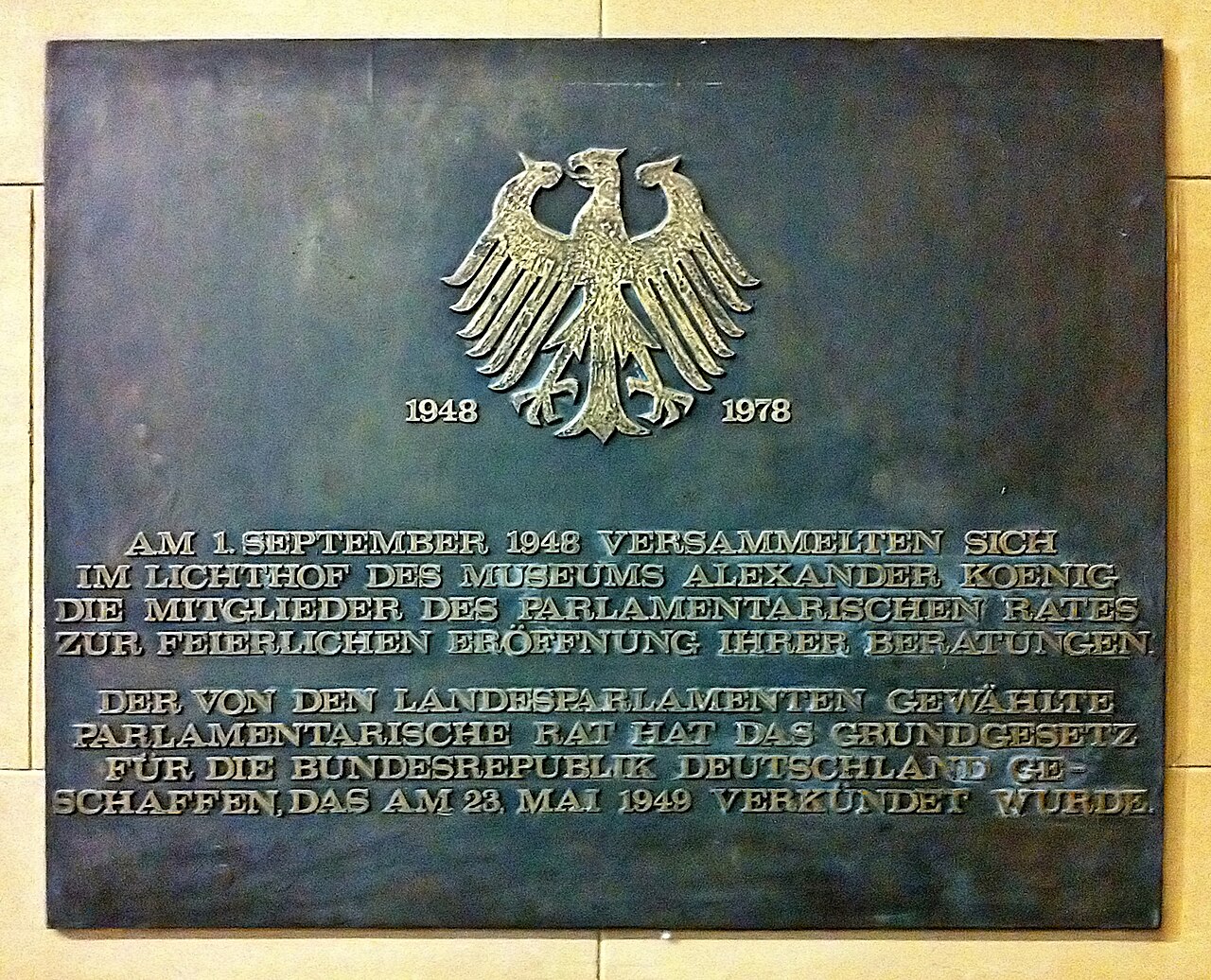 Der Parlamentarische Rat, der 1949 das Grundgesetz beschließt (Nachbildung, Haus der Geschichte)