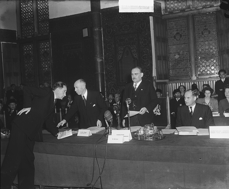 Schlusssitzung der Runden-Tisch-Konferenz im Ridderzaal in Den Haag: Ministerpräsident Willem Drees spricht, 1949