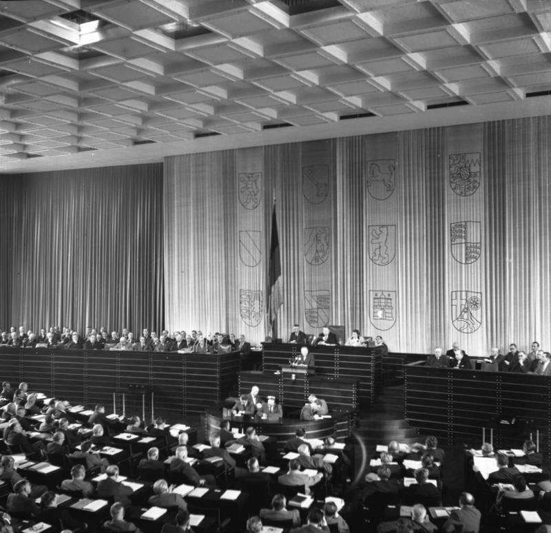Der Plenarsaal des Bonner Bundeshauses, hier bei einer Sitzung 1952