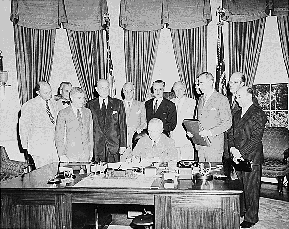 US-Präsident Truman unterzeichnet den Nordatlantikvertrag, 1949